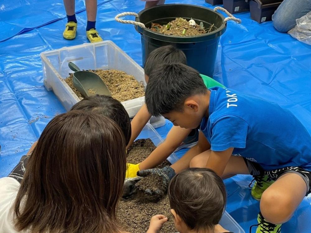 児童向けの堆肥づくりの講習の状況