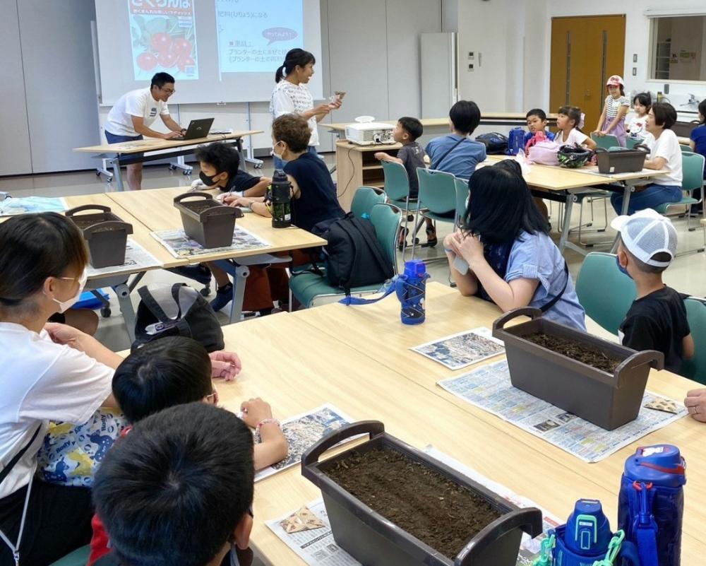 児童向けの堆肥づくりの講習の状況2